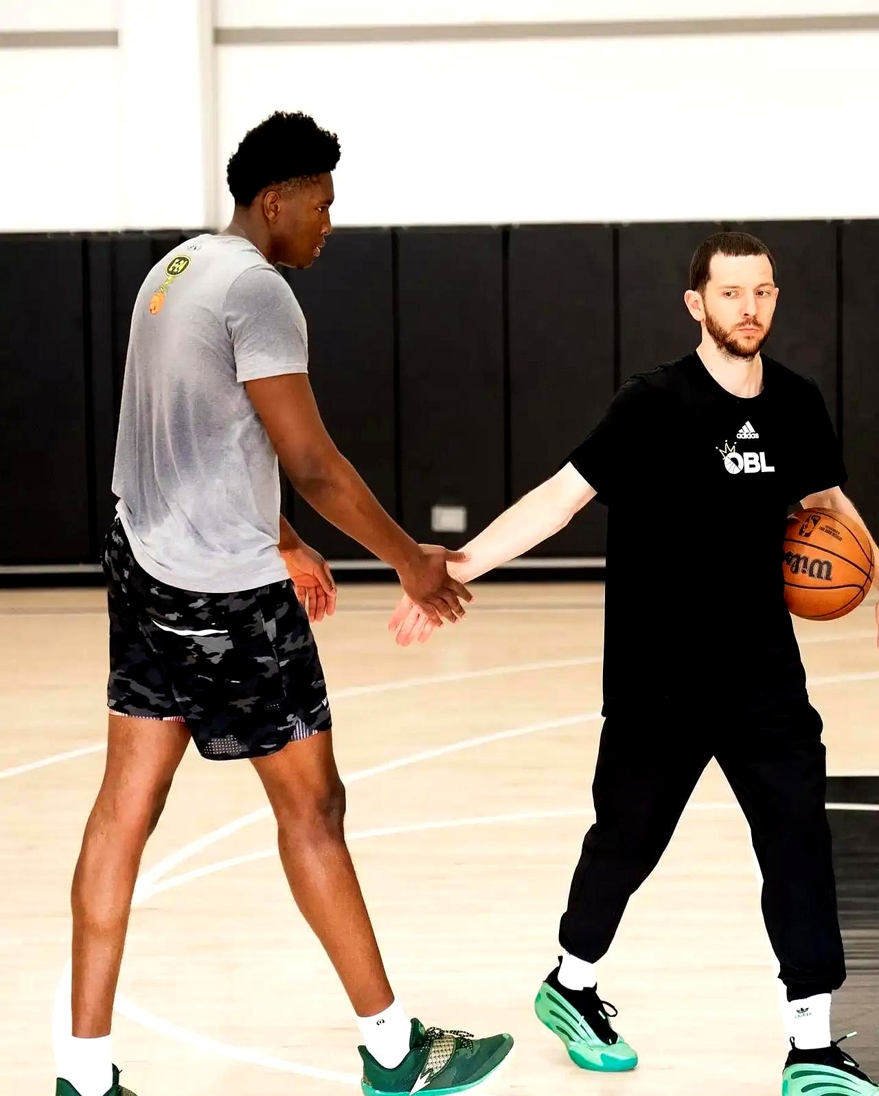 易游体育官网入口-今夜休斯敦火箭调整名单以备足总杯，止住颓势环节打磨，媒体盛赞，数据趋势出现新变化