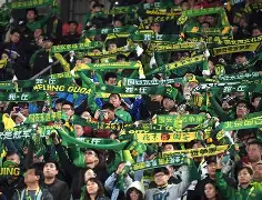 易游yy体育-北京国安赛后国安球迷接受采访