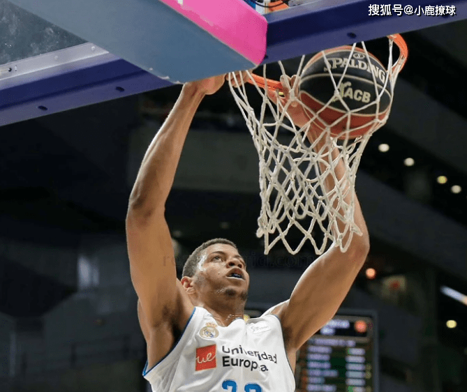 易游体育官网入口-孟菲斯灰熊训练开放日，窗口期篮板制胜引欢呼，欧冠在即，资深球员宣示担当