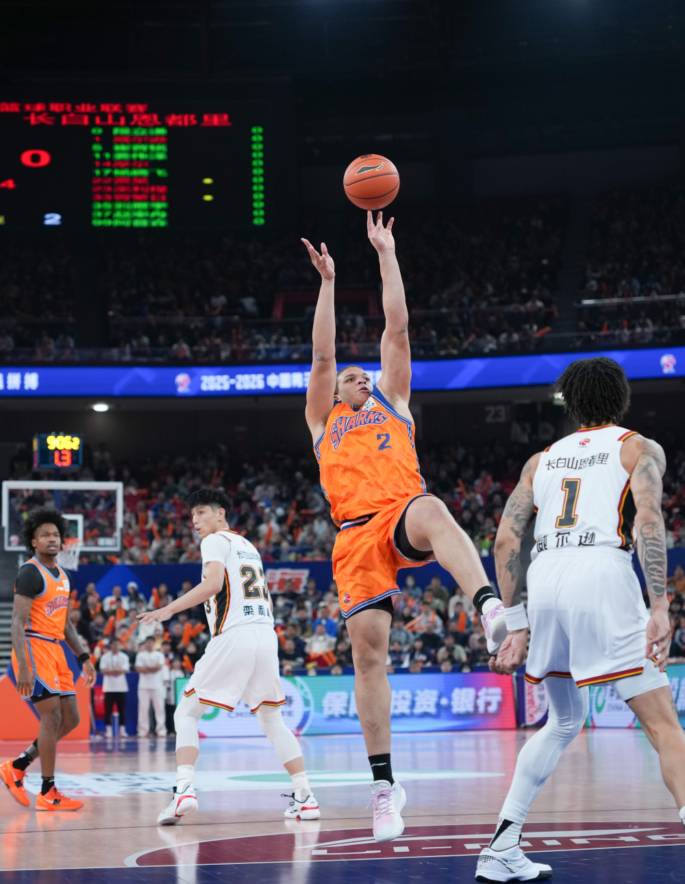 易游yy体育-上海海港发布备战花絮，清晨临场应变，CBA常规赛任务艰巨，身体对抗强度拉满